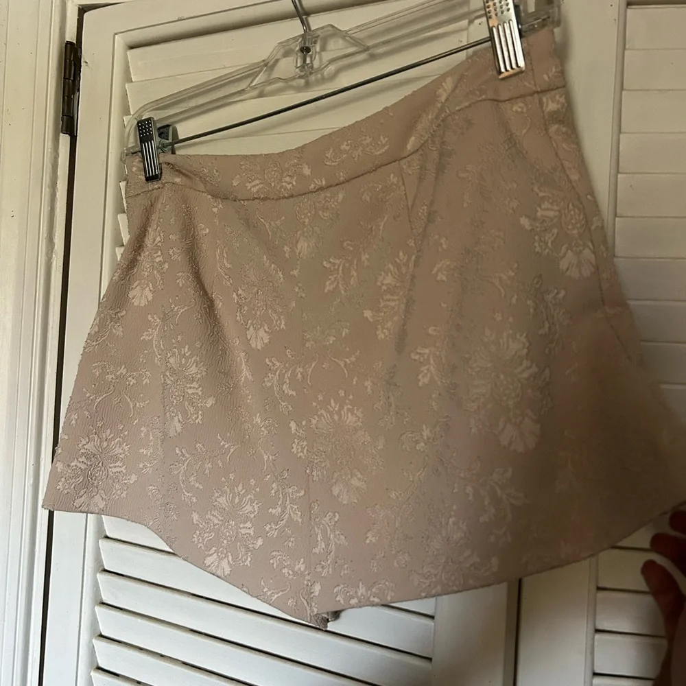 Forever 21 | Embroidered Pleated Shorts - Picture 2 of 5